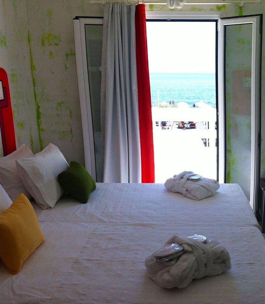 Beach Boutique Hotel Kamári Quarto foto